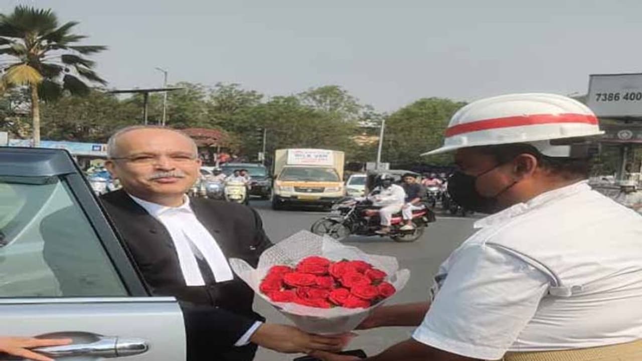 నిబద్దతతో విధులు:ట్రాఫిక్ హోంగార్డు ఆఫ్రఫ్ అలీని సన్మానించిన హైకోర్టు చీఫ్ జస్టిస్ నిబద్దతతో విధులు:ట్రాఫిక్ హోంగార్డు ఆఫ్రఫ్ అలీని సన్మానించిన హైకోర్టు చీఫ్ జస్టిస్