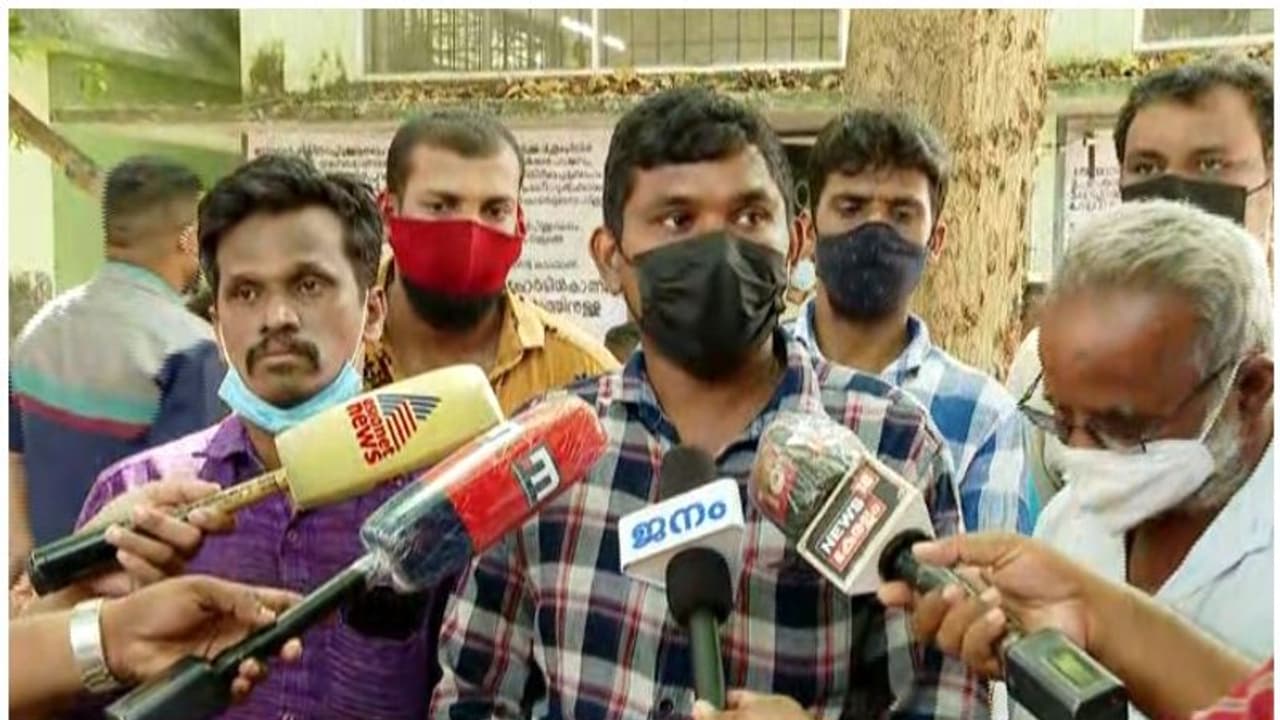 പാലക്കാട് കൊലപാതകം: 'റഫീഖ് പോയത് ആര്ക്കൊപ്പമെന്ന് അറിയില്ല', ക്രൂര മര്ദ്ദനമേറ്റിരുന്നെന്ന് സഹോദരന് പാലക്കാട് കൊലപാതകം: 'റഫീഖ് പോയത് ആര്ക്കൊപ്പമെന്ന് അറിയില്ല', ക്രൂര മര്ദ്ദനമേറ്റിരുന്നെന്ന് സഹോദരന്