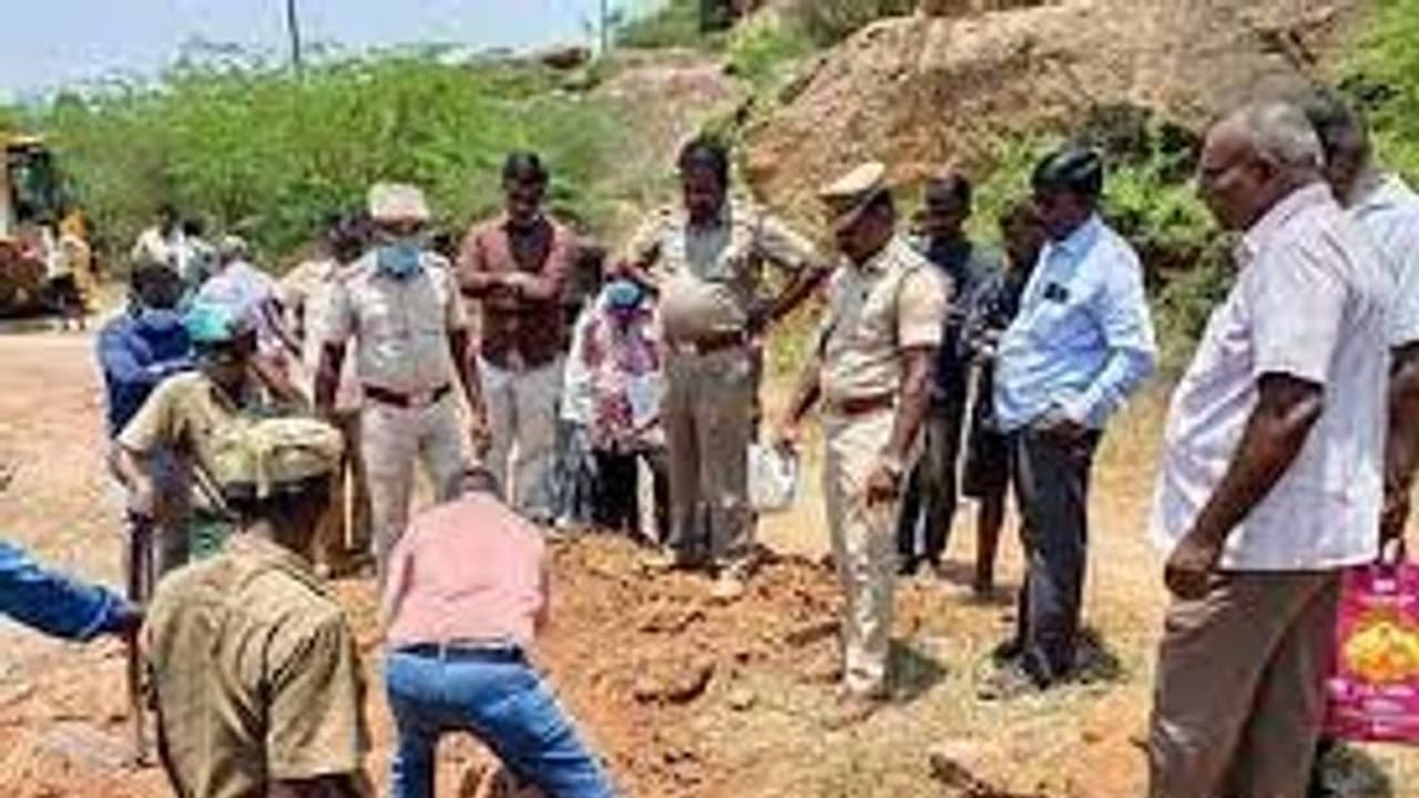 4 வருஷமாக தேடப்பட்ட பிரபல ரவுடி. தம்பியுடன் சேர்த்து கொன்று புதைத்த மனைவி.. விசாரணையில் பகீர்.. 4 வருஷமாக தேடப்பட்ட பிரபல ரவுடி. தம்பியுடன் சேர்த்து கொன்று புதைத்த மனைவி.. விசாரணையில் பகீர்..