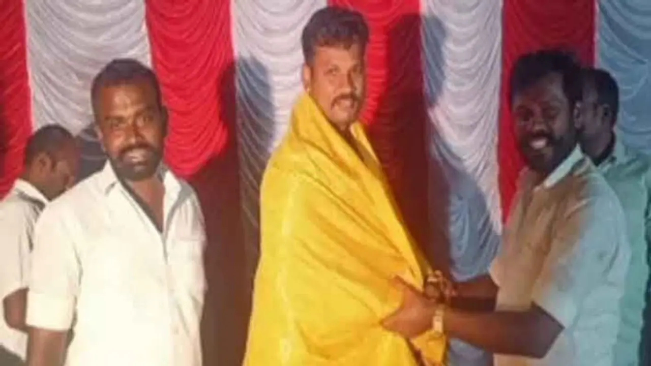 பிரபல ரவுடி பிறந்தநாளில் கேக் வெட்டி கும்மாளம் போட்ட எஸ்.ஐ.. தற்போதைய நிலைமையை பார்த்தீங்களா? பிரபல ரவுடி பிறந்தநாளில் கேக் வெட்டி கும்மாளம் போட்ட எஸ்.ஐ.. தற்போதைய நிலைமையை பார்த்தீங்களா?