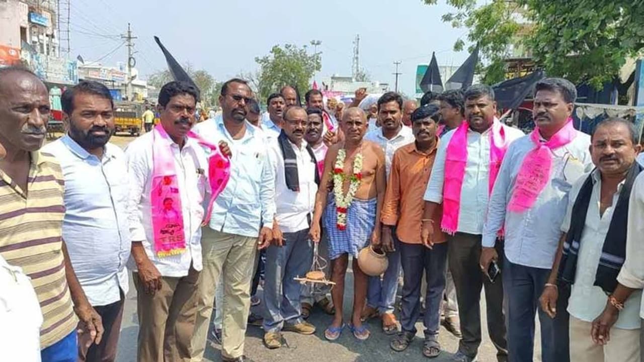 ప్రధాని మోడీ దిష్టి బొమ్మకు అంత్యక్రియలు.. కేంద్రంపై పోరు కొనసాగుతుందన్న టీఆర్ఎస్.. ! ప్రధాని మోడీ దిష్టి బొమ్మకు అంత్యక్రియలు.. కేంద్రంపై పోరు కొనసాగుతుందన్న టీఆర్ఎస్.. !