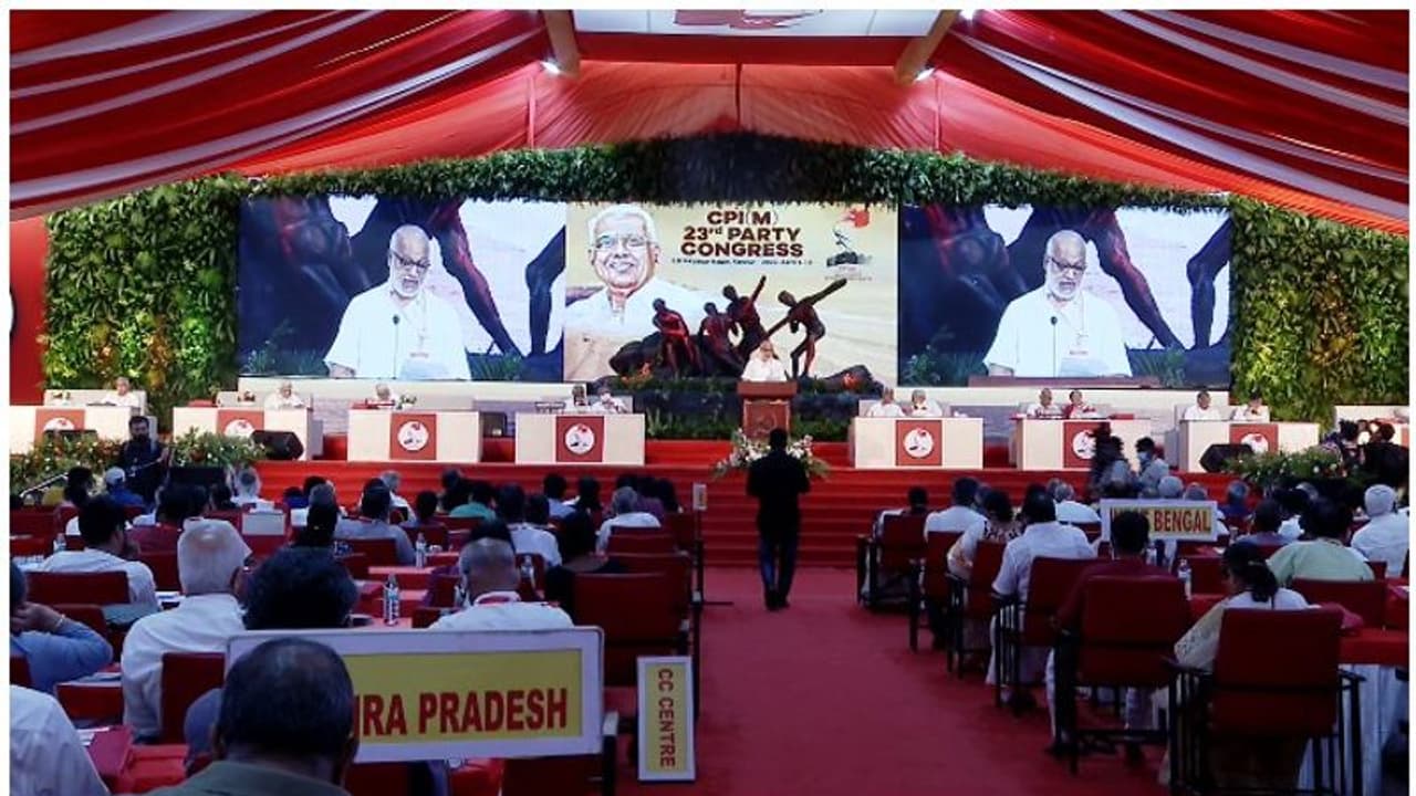 രാഷ്ട്രീയലൈനിൽ പിബിയിലും ഭിന്നത; ഇടതുജനാധിപത്യ ചേരി മതിയെന്ന് രാഘവലു, നിര്ദ്ദേശം തള്ളി റിപ്പോര്ട്ട് രാഷ്ട്രീയലൈനിൽ പിബിയിലും ഭിന്നത; ഇടതുജനാധിപത്യ ചേരി മതിയെന്ന് രാഘവലു, നിര്ദ്ദേശം തള്ളി റിപ്പോര്ട്ട്