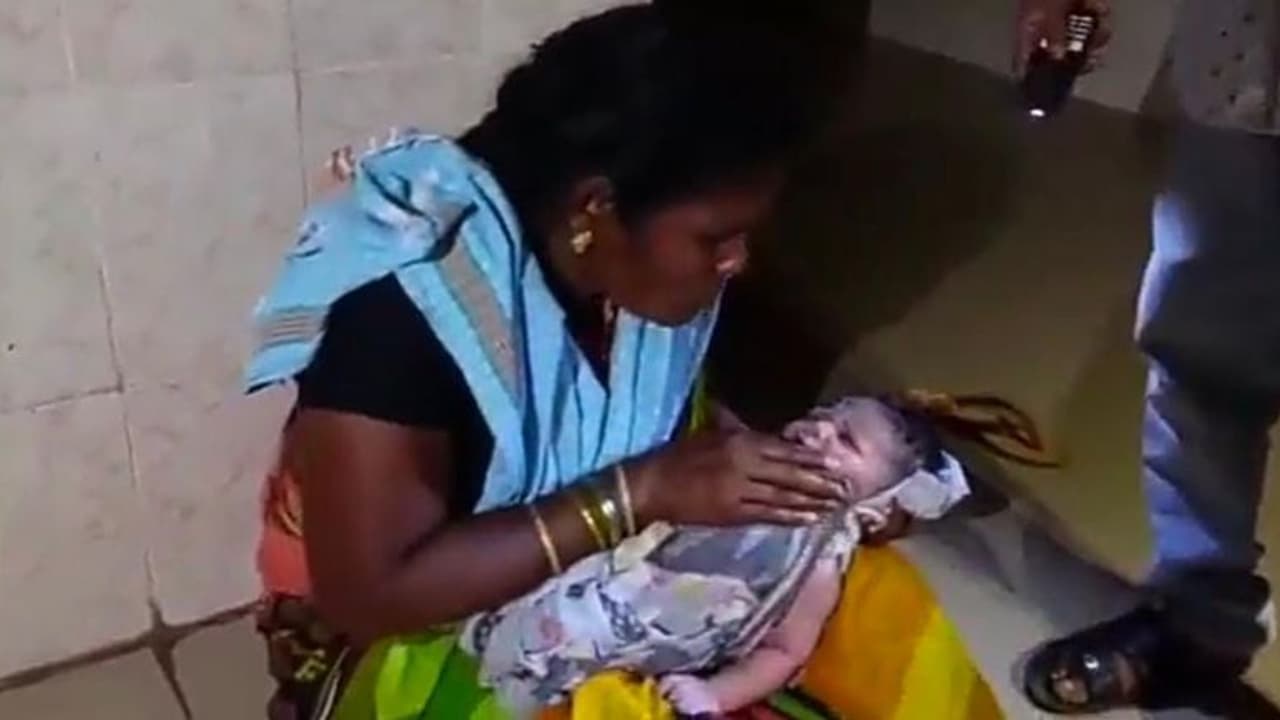 অভিনব উপায়ে সন্তান প্রসব অন্ধ্রপ্রদেশে, মোবাইলের আলোয় ভূমিষ্ঠ হল সদ্যজাত অভিনব উপায়ে সন্তান প্রসব অন্ধ্রপ্রদেশে, মোবাইলের আলোয় ভূমিষ্ঠ হল সদ্যজাত