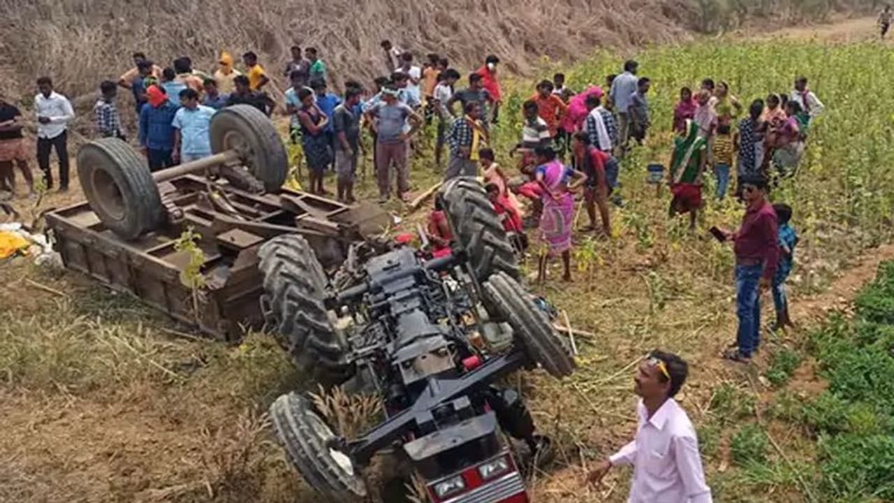 छत्तीसगढ़ में दर्दनाक हादसा : ट्रैक्टर ट्रॉली पलटने से चार की मौत, कोई पहिए के नीचे आ गया, किसी के सिर में चोट छत्तीसगढ़ में दर्दनाक हादसा : ट्रैक्टर ट्रॉली पलटने से चार की मौत, कोई पहिए के नीचे आ गया, किसी के सिर में चोट