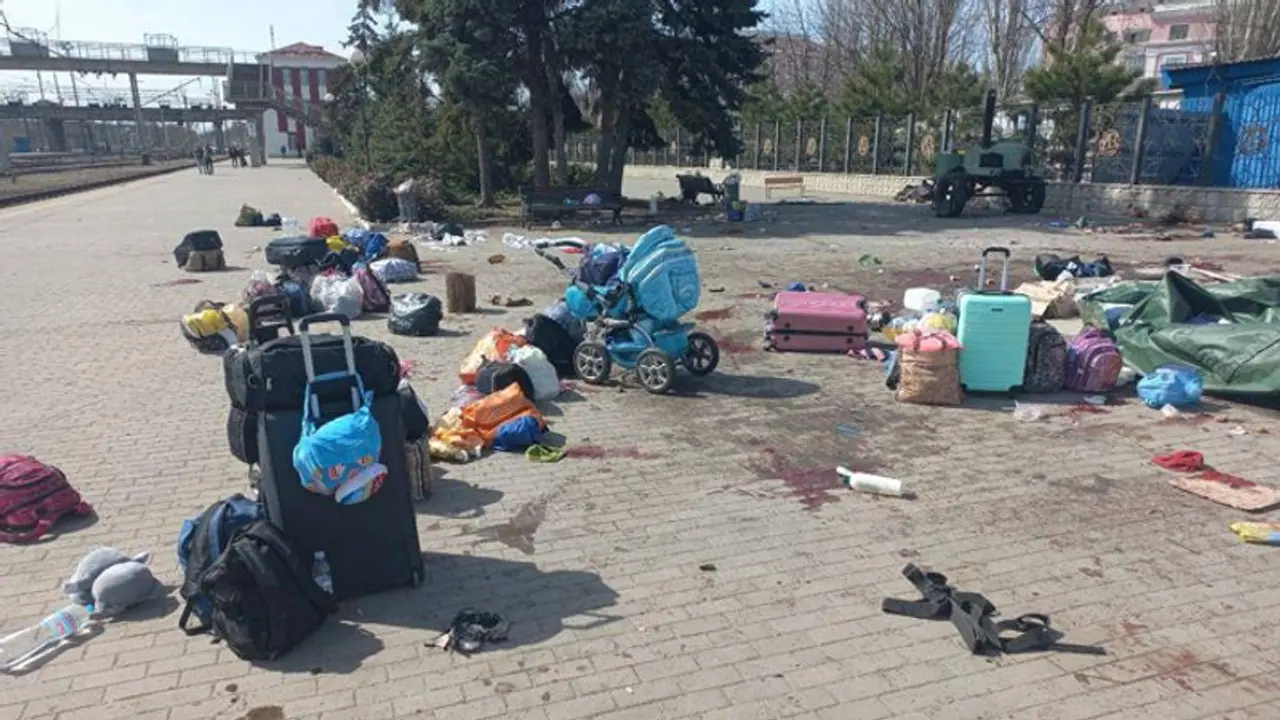 ಉಕ್ರೇನಿನ ರೈಲ್ವೆ ಸ್ಟೇಷನ್ ಮೇಲೆ ರಷ್ಯಾ ದಾಳಿಗೆ 40 ಜನರು ಬಲಿ! ಉಕ್ರೇನಿನ ರೈಲ್ವೆ ಸ್ಟೇಷನ್ ಮೇಲೆ ರಷ್ಯಾ ದಾಳಿಗೆ 40 ಜನರು ಬಲಿ!