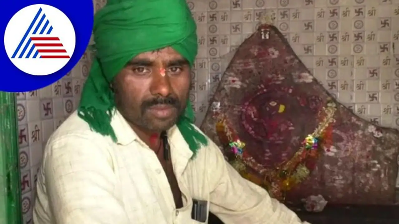 Koppal: ಮುಸ್ಲಿಂ ವ್ಯಕ್ತಿಯ ಆಂಜನೇಯನ ಭಕ್ತಿ: ಹಲಾಲ್ ಗದ್ದಲದ ನಡುವೆ ಮಾದರಿಯಾದ ಅಜೀಮ್ ಸಾಬ್ Koppal: ಮುಸ್ಲಿಂ ವ್ಯಕ್ತಿಯ ಆಂಜನೇಯನ ಭಕ್ತಿ: ಹಲಾಲ್ ಗದ್ದಲದ ನಡುವೆ ಮಾದರಿಯಾದ ಅಜೀಮ್ ಸಾಬ್