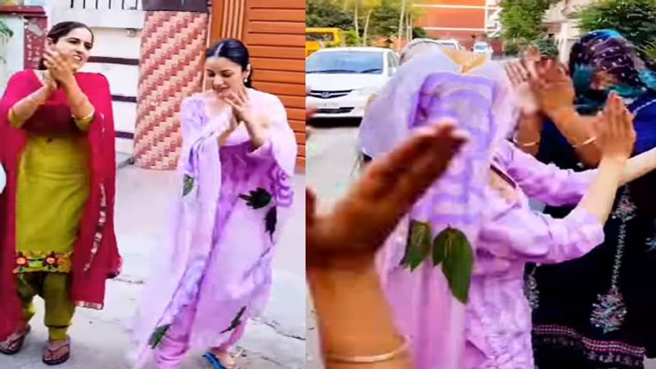 लंबा घूंघट डाल पड़ोसियों संग गिद्दा करती दिखीं शहनाज गिल, Video देख फैंस बोले सादगी ही इन्हें यूनिक बनाती है लंबा घूंघट डाल पड़ोसियों संग गिद्दा करती दिखीं शहनाज गिल, Video देख फैंस बोले सादगी ही इन्हें यूनिक बनाती है