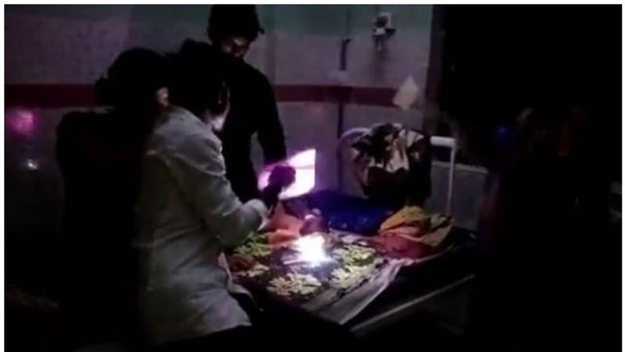 ആശുപത്രിയില്‍ മൊബൈല്‍ വെളിച്ചത്തില്‍ പ്രസവിച്ച് യുവതി