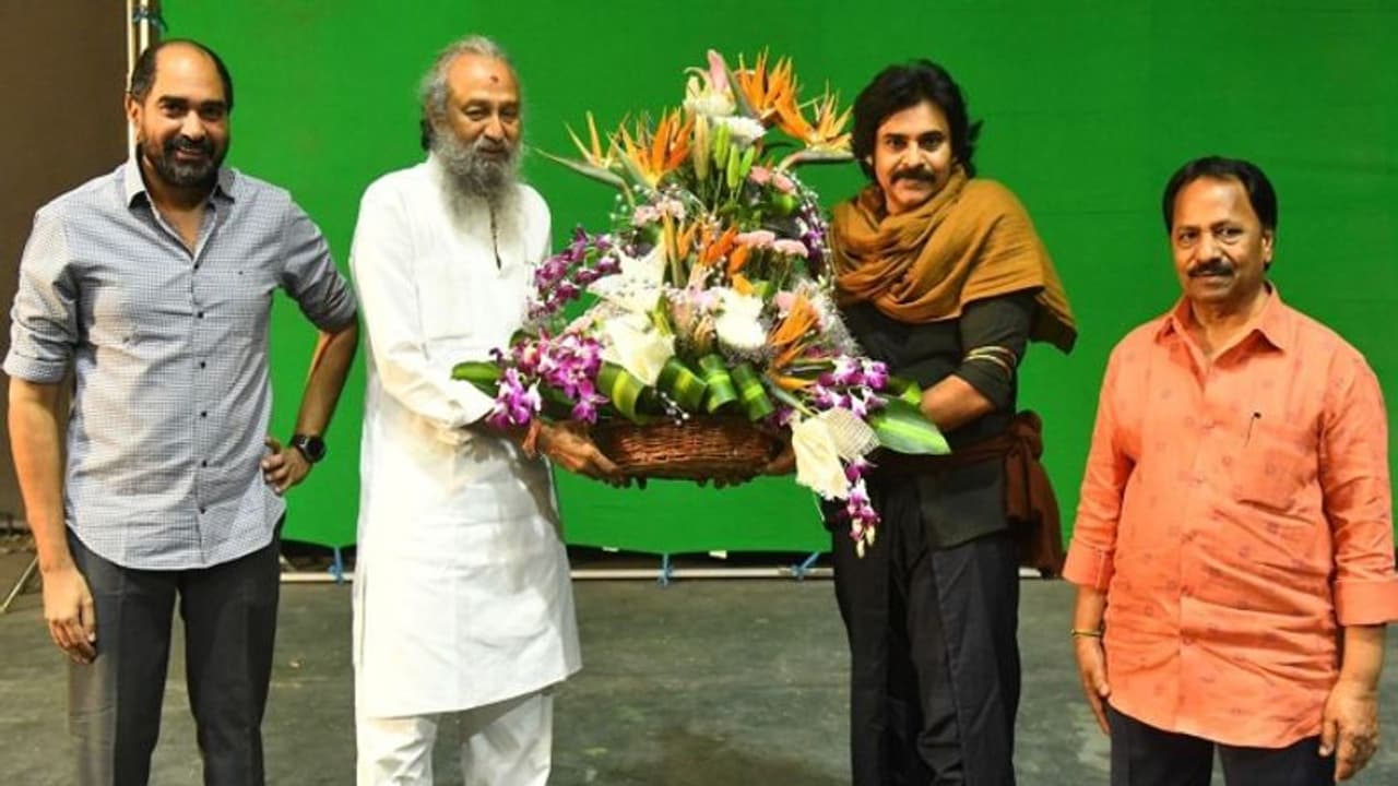 దూకుడు పెంచిన పవన్.. `హరిహర వీరమల్లు` షూటింగ్ స్టార్ట్.. తోట తరణికి హార్దిక స్వాగతం.. దూకుడు పెంచిన పవన్.. `హరిహర వీరమల్లు` షూటింగ్ స్టార్ట్.. తోట తరణికి హార్దిక స్వాగతం..