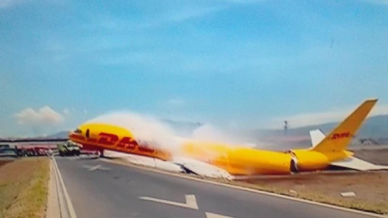 গায়ে কাঁটা দেওয়া ছবি! জরুরি অবতরণের সময় দুটুকরো হয়ে ভেঙে গেল বিমান, দেখুন ভিডিও গায়ে কাঁটা দেওয়া ছবি! জরুরি অবতরণের সময় দুটুকরো হয়ে ভেঙে গেল বিমান, দেখুন ভিডিও