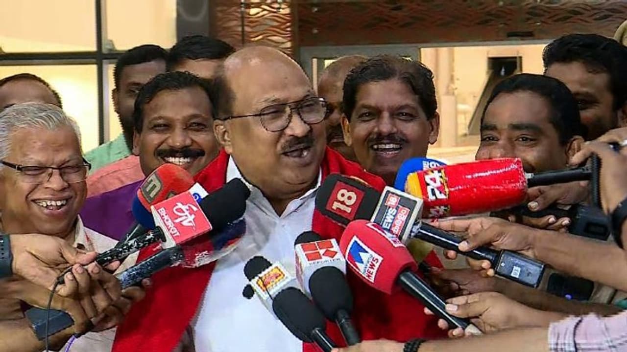 ആരവങ്ങൾക്ക് നടുവിൽ ചുവന്ന ഷാൾ പുതച്ച് കെവി തോമസ്; കണ്ണൂരിൽ വൻ സ്വീകരണമൊരുക്കി സിപിഎം ആരവങ്ങൾക്ക് നടുവിൽ ചുവന്ന ഷാൾ പുതച്ച് കെവി തോമസ്; കണ്ണൂരിൽ വൻ സ്വീകരണമൊരുക്കി സിപിഎം