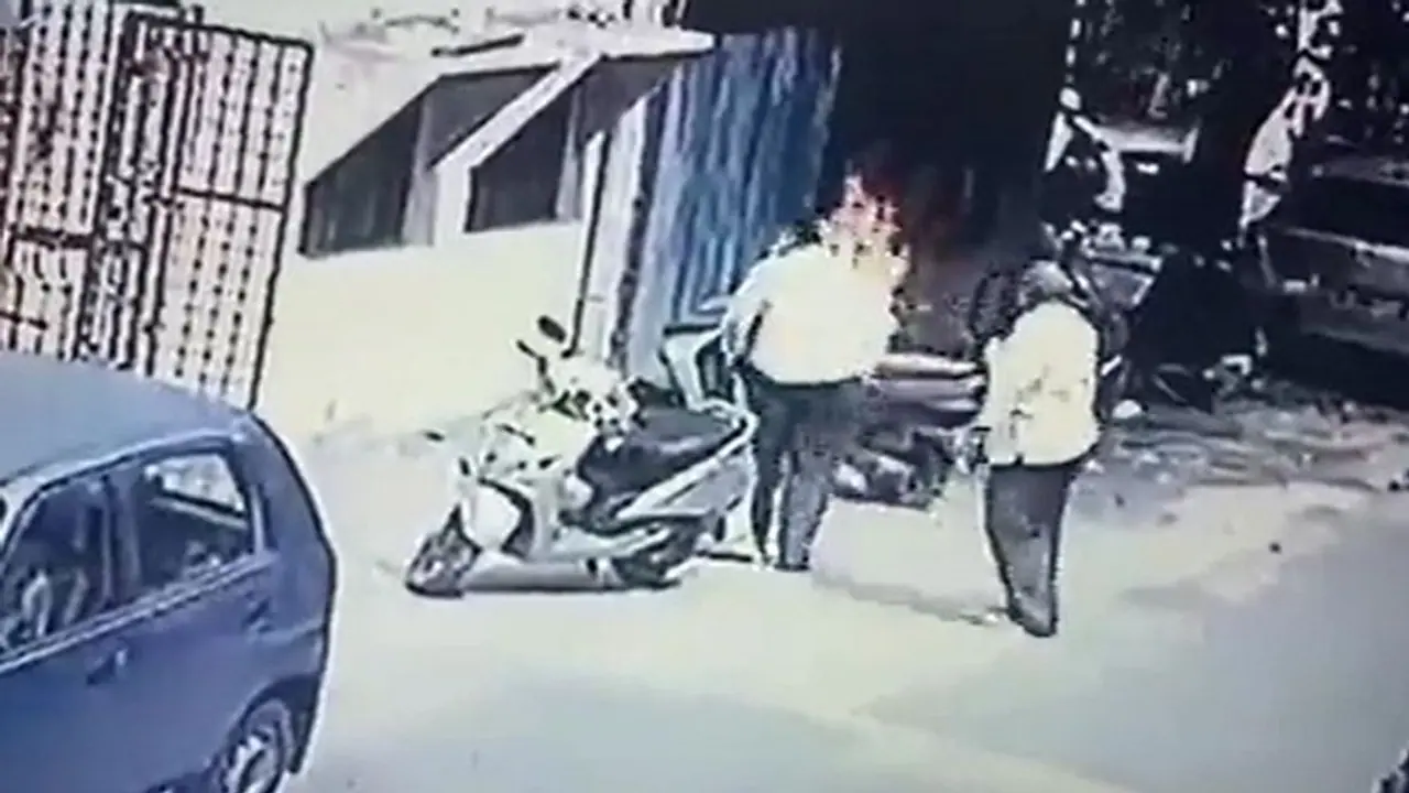 1.5 करोड़ का हिसाब नहीं मिला तो पिता ने बेटे को जिंदा जलाया, कॉलोनी में भागा युवक, मौत ने नहीं छोड़ा पीछा