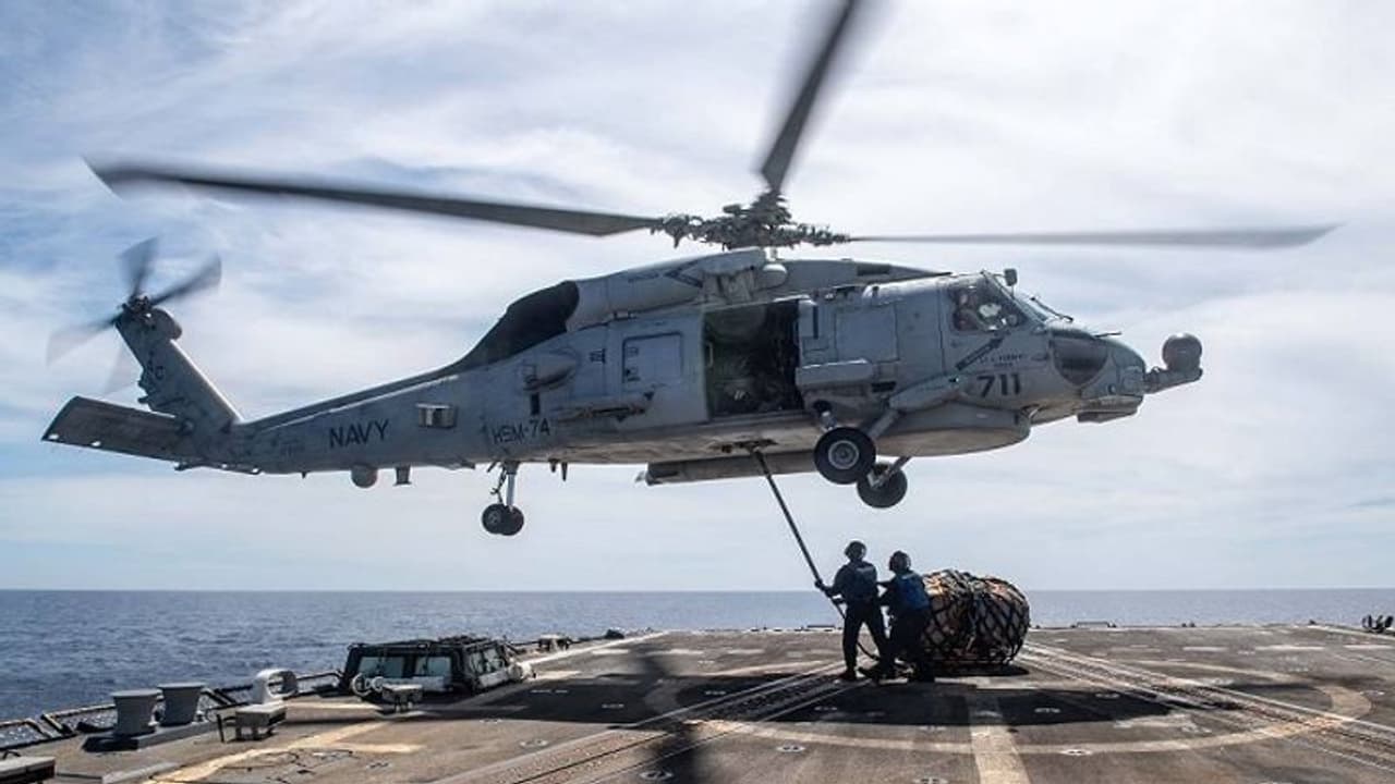 नौसेना के पायलटों ने अमेरिका में पूरी की MH 60 रोमियो हेलीकॉप्टर उड़ाने की ट्रेनिंग नौसेना के पायलटों ने अमेरिका में पूरी की MH 60 रोमियो हेलीकॉप्टर उड़ाने की ट्रेनिंग