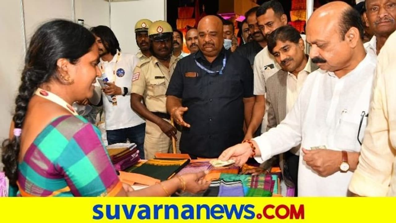 2500 ಕೊಟ್ಟು ಪತ್ನಿಗೆ ಸೀರೆ ಖರೀದಿಸಿದ ಸಿಎಂ ಬೊಮ್ಮಾಯಿ 2500 ಕೊಟ್ಟು ಪತ್ನಿಗೆ ಸೀರೆ ಖರೀದಿಸಿದ ಸಿಎಂ ಬೊಮ್ಮಾಯಿ