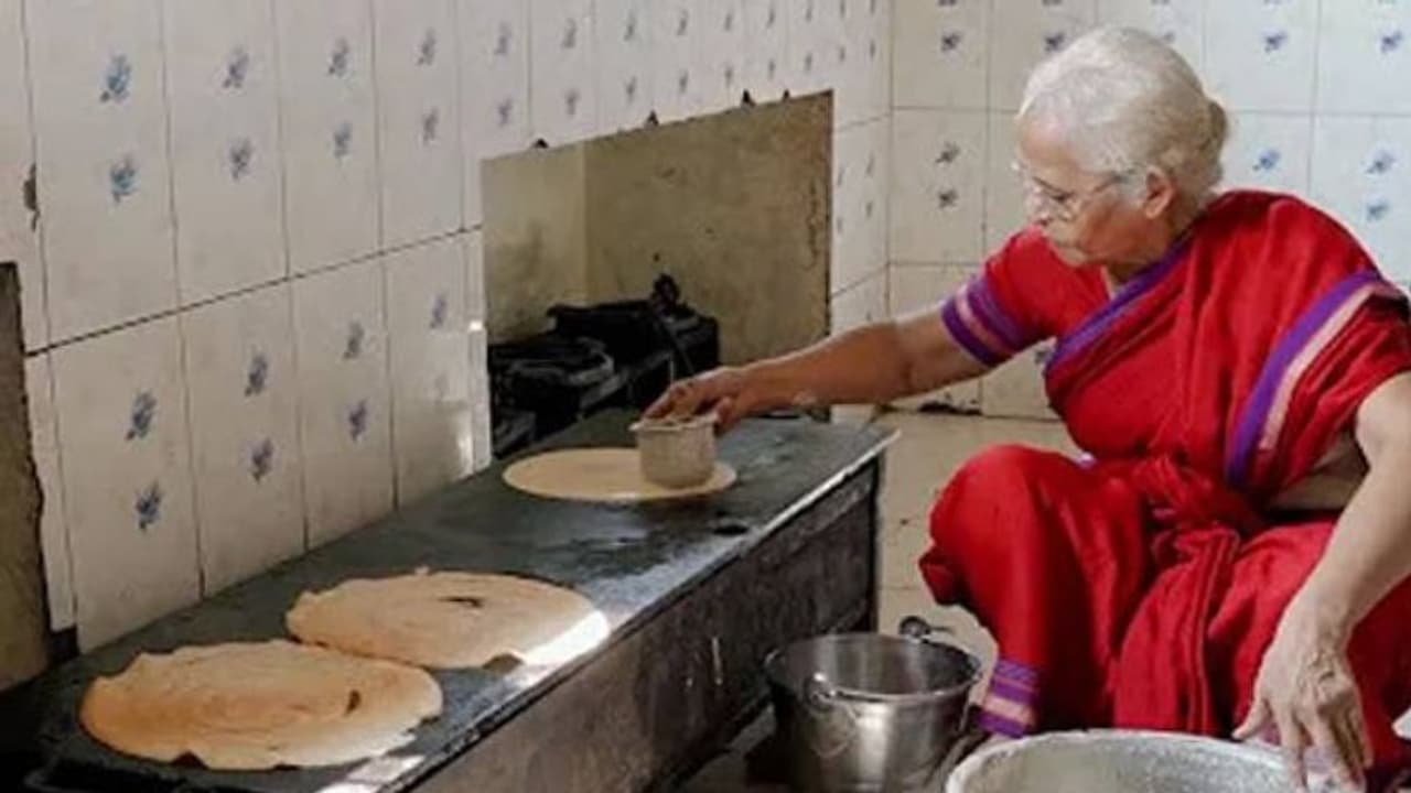 എയ്ഡ്സ് ബാധിതരായ, ഉപേക്ഷിക്കപ്പെട്ട 125 ലേറെ കുഞ്ഞുങ്ങളുടെ അമ്മ എയ്ഡ്സ് ബാധിതരായ, ഉപേക്ഷിക്കപ്പെട്ട 125 ലേറെ കുഞ്ഞുങ്ങളുടെ അമ്മ