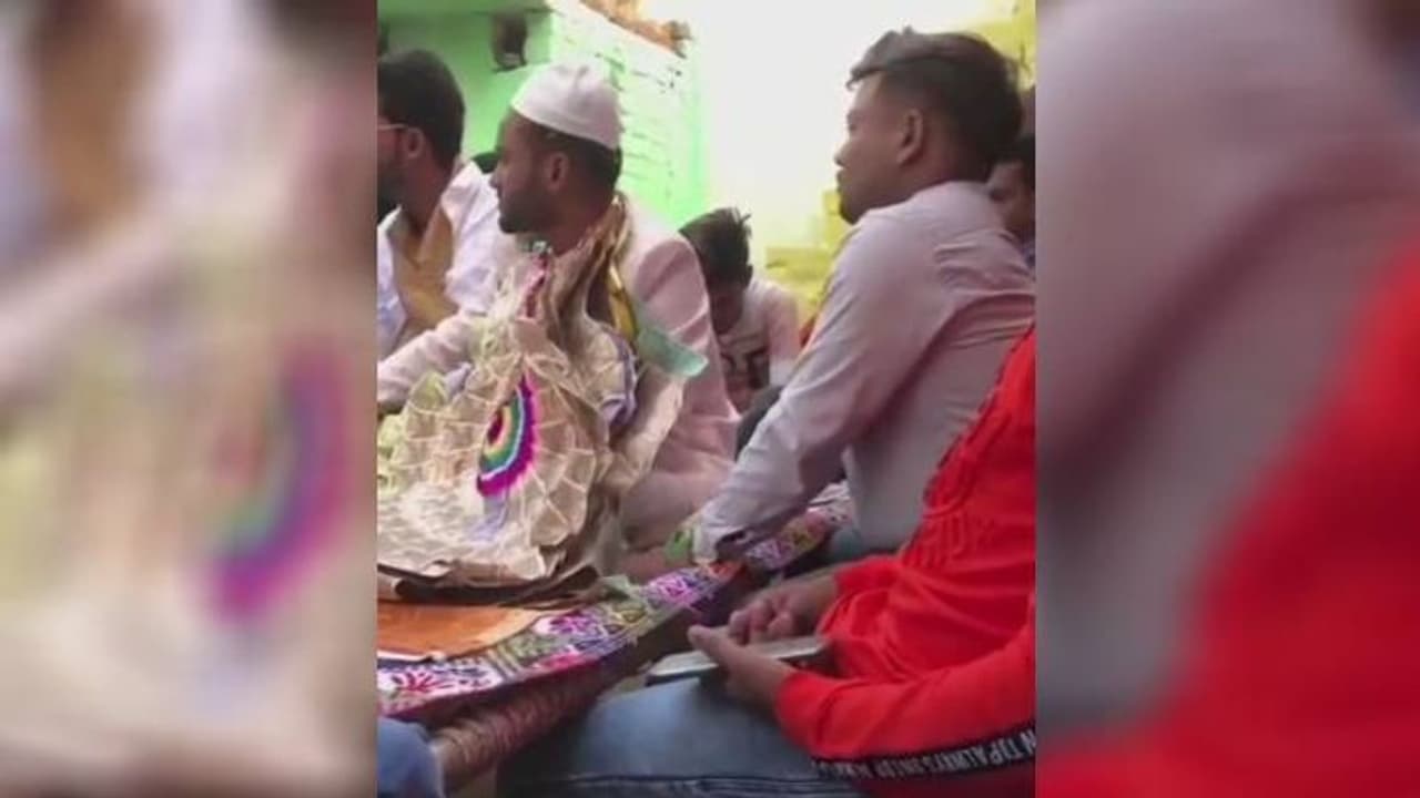 நம்ப மாப்ள தானே.. மாலையில் இருந்து பணத்தை ஆட்டைய போட்ட நண்பர்... சிக்கியது எப்படி..?