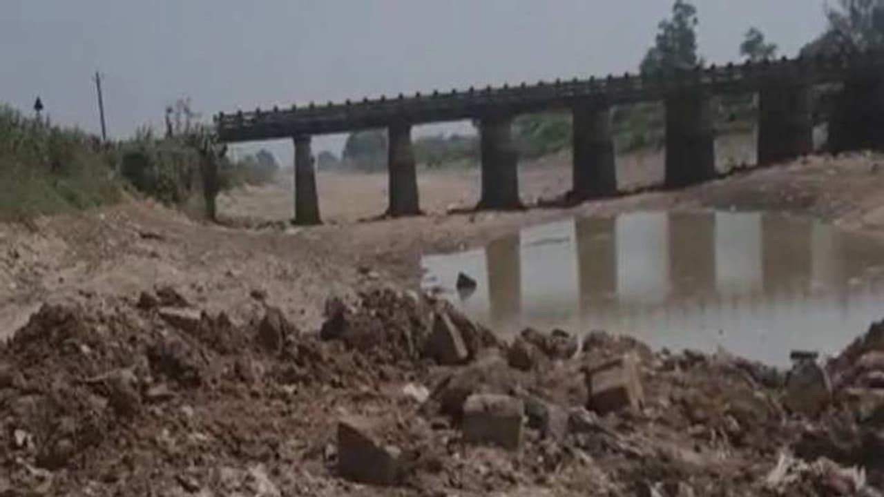 bridge stolen: வழக்கு பதிந்த அதிகாரியே கைது... பாலம் திருட்டு வழக்கில் புது டுவிஸ்ட்... இது தான் நடந்துச்சா..? bridge stolen: வழக்கு பதிந்த அதிகாரியே கைது... பாலம் திருட்டு வழக்கில் புது டுவிஸ்ட்... இது தான் நடந்துச்சா..?