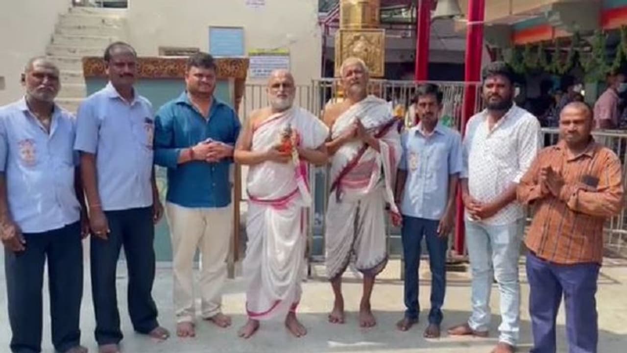 ఏప్రిల్ 12న చిలుకూరు బాలాజీ గరుడప్రసాదం... సంతానం కావాలనుకునేవారి కోసం... (వీడియో) ఏప్రిల్ 12న చిలుకూరు బాలాజీ గరుడప్రసాదం... సంతానం కావాలనుకునేవారి కోసం... (వీడియో)