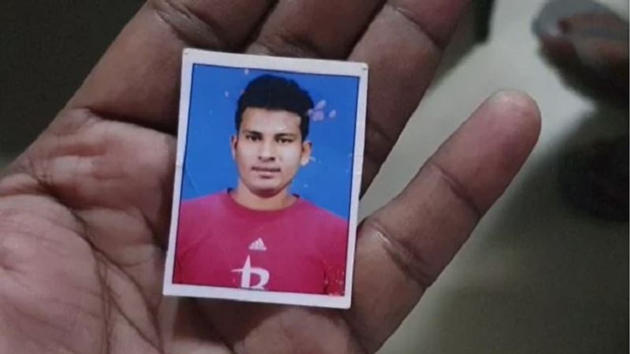 సిరిసిల్లాలో ఏటీఎం చోరీకియత్నం.. నిమిషాల్లో దొంగను పట్టుకున్న పోలీసులు.. (వీడియో) సిరిసిల్లాలో ఏటీఎం చోరీకియత్నం.. నిమిషాల్లో దొంగను పట్టుకున్న పోలీసులు.. (వీడియో)