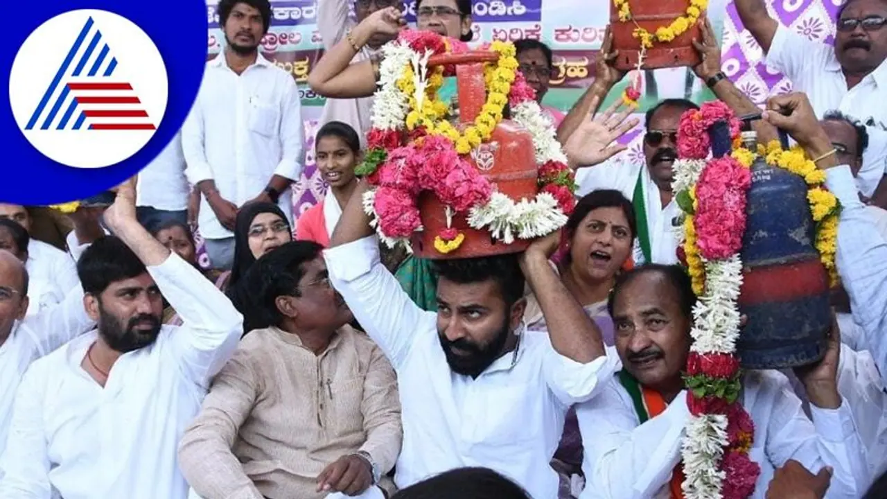 Price Hike: ತೈಲ ಬೆಲೆ ಏರಿಕೆ ವಿರುದ್ದ ಕಲಬುರಗಿಯಲ್ಲಿ ಮೊಹಮ್ಮದ್ ನಲಪಾಡ್ ಪ್ರತಿಭಟನೆ Price Hike: ತೈಲ ಬೆಲೆ ಏರಿಕೆ ವಿರುದ್ದ ಕಲಬುರಗಿಯಲ್ಲಿ ಮೊಹಮ್ಮದ್ ನಲಪಾಡ್ ಪ್ರತಿಭಟನೆ