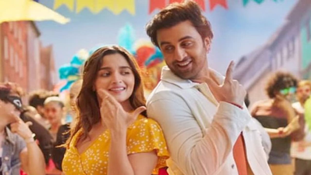 होनेवाले दूल्हे के गानों पर ठुमके लगाएंगी आलिया तो इन गीतों पर थिरकेंगे रणबीर, कपल के संगीत में होगा धमाल होनेवाले दूल्हे के गानों पर ठुमके लगाएंगी आलिया तो इन गीतों पर थिरकेंगे रणबीर, कपल के संगीत में होगा धमाल