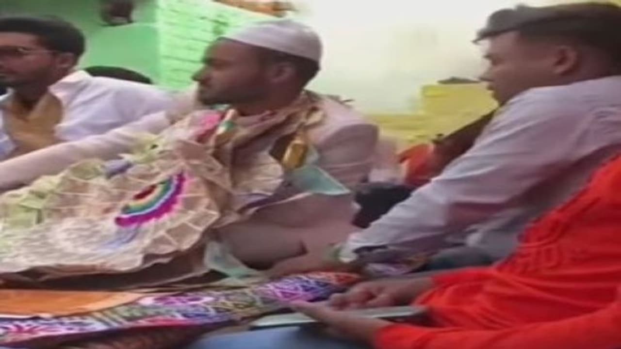 दूल्हे को पता भी नहीं चला बगल में बैठे दोस्त ने माला से चुरा लिए नोट, लोग बोले अब इसी पैसे से गिफ्ट भी देंगे दूल्हे को पता भी नहीं चला बगल में बैठे दोस्त ने माला से चुरा लिए नोट, लोग बोले अब इसी पैसे से गिफ्ट भी देंगे