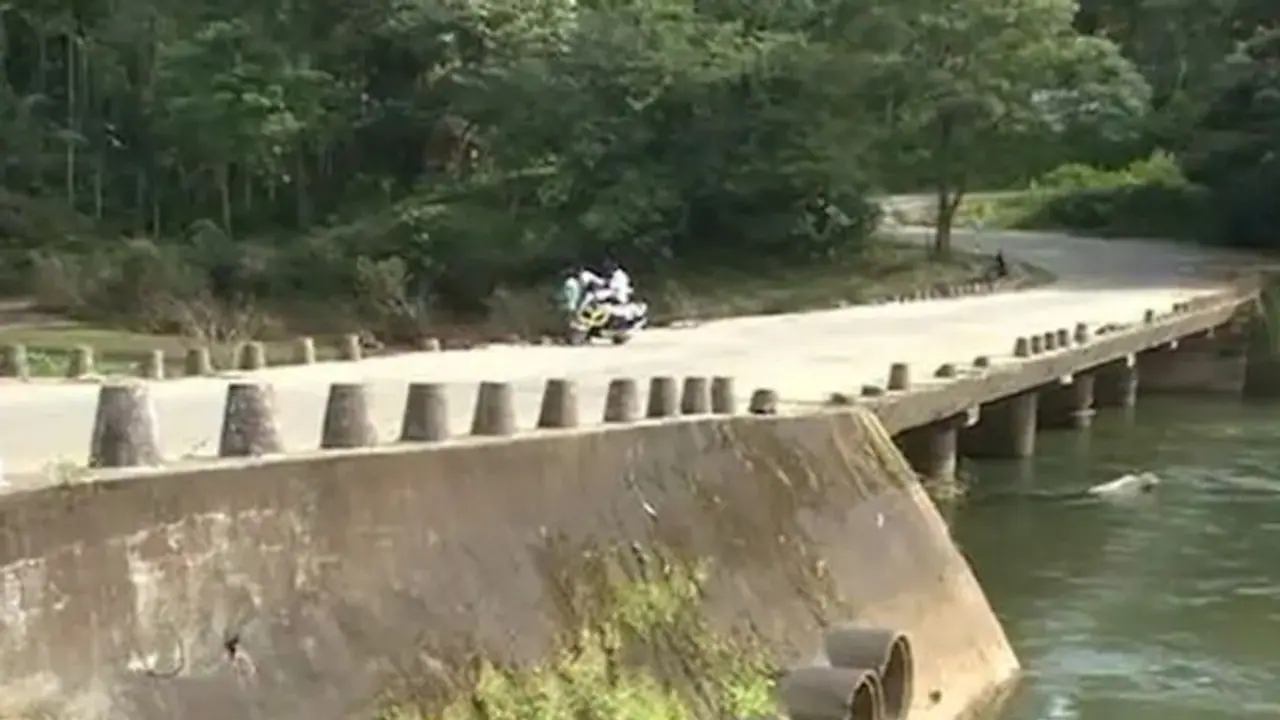 In Bihar's Rohtas, 60 feet defunct iron bridge stolen; thieves posed as State Irrigation Department officials In Bihar's Rohtas, 60 feet defunct iron bridge stolen; thieves posed as State Irrigation Department officials