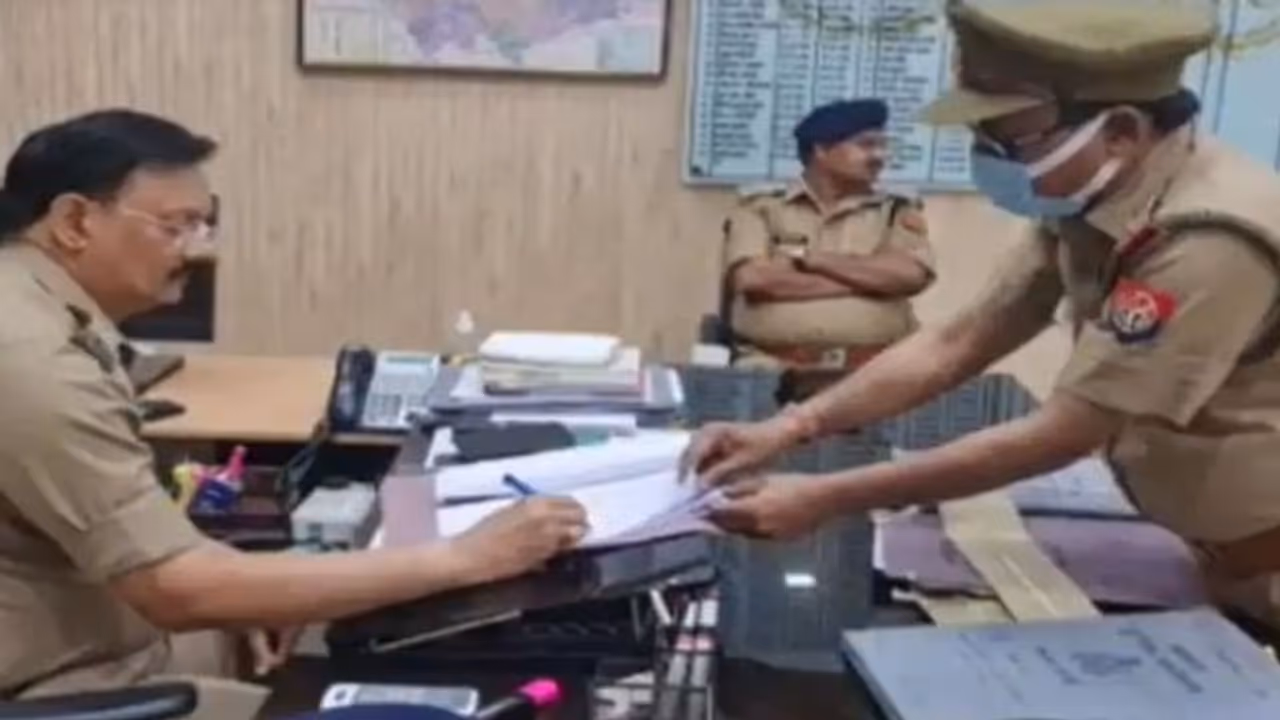 हरदोई में बना उत्तर प्रदेश का पहला गैंगस्टर सेल, माफियाओं और अपराधियों पर होने वाली कार्रवाई में आएगी तेजी हरदोई में बना उत्तर प्रदेश का पहला गैंगस्टर सेल, माफियाओं और अपराधियों पर होने वाली कार्रवाई में आएगी तेजी