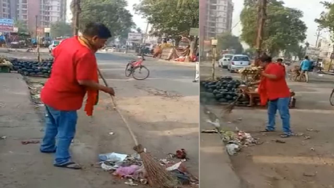नहीं पहुंचे सफाईकर्मी तो परेशान पार्षद पति ने खुद लगाई झाड़ू, कहा गुमराह करते हैं लखनऊ नगर निगम के अधिकारी