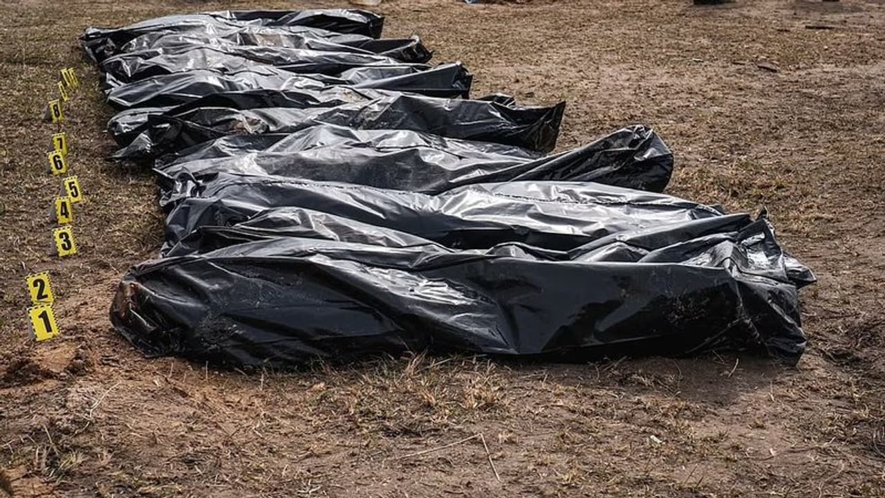 Russia Ukraine War: రాజధాని కీవ్లో రష్యా నరమేధం.. బయటబడ్డ 900 మంది మృతదేహాలు.. Russia Ukraine War: రాజధాని కీవ్లో రష్యా నరమేధం.. బయటబడ్డ 900 మంది మృతదేహాలు..