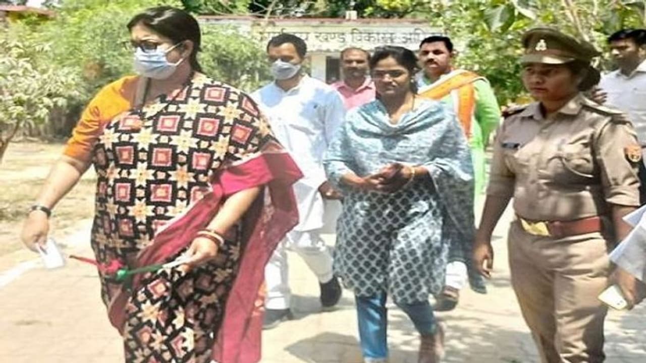 प्रियंका गांधी वाड्रा पर हमलावर हुई स्मृति ईरानी, बोलीं यूपी प्रभारी ने जब्त करा दी कांग्रेस की जमानत प्रियंका गांधी वाड्रा पर हमलावर हुई स्मृति ईरानी, बोलीं यूपी प्रभारी ने जब्त करा दी कांग्रेस की जमानत