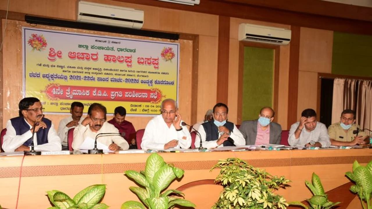 ಧಾರವಾಡ ಕೆಡಿಪಿ ಸಭೆಯಲ್ಲಿ ಎಣ್ಣೆ ಕಿಕ್, ಅಬಕಾರಿ, ಪೊಲೀಸ್ ಇಲಾಖೆಗೆ ಕ್ಲಾಸ್ ಧಾರವಾಡ ಕೆಡಿಪಿ ಸಭೆಯಲ್ಲಿ ಎಣ್ಣೆ ಕಿಕ್, ಅಬಕಾರಿ, ಪೊಲೀಸ್ ಇಲಾಖೆಗೆ ಕ್ಲಾಸ್