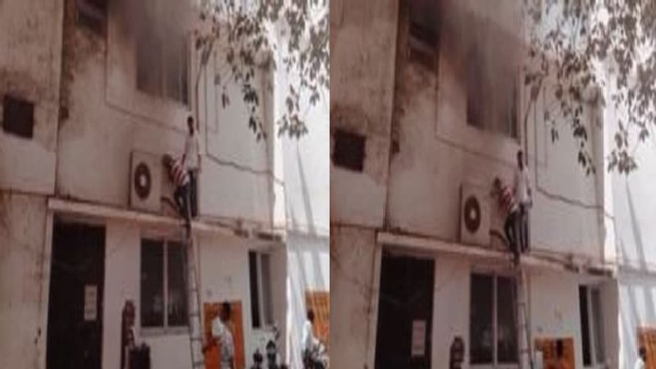 जिला महिला चिकित्सालय सुल्तानपुर में टला बड़ा हादसा, ओटी के पास स्थित कैलेबर रूम में अज्ञात कारण से लगी आग जिला महिला चिकित्सालय सुल्तानपुर में टला बड़ा हादसा, ओटी के पास स्थित कैलेबर रूम में अज्ञात कारण से लगी आग