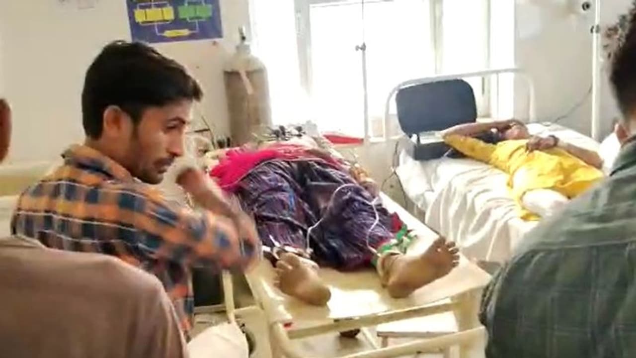 राजस्थान के जोधपुर में भयानक एक्सीडेंट: रप्तार के कहर में 15 सवारियों से भरी वैन जा पलटी, मच गई चीख पुकार राजस्थान के जोधपुर में भयानक एक्सीडेंट: रप्तार के कहर में 15 सवारियों से भरी वैन जा पलटी, मच गई चीख पुकार