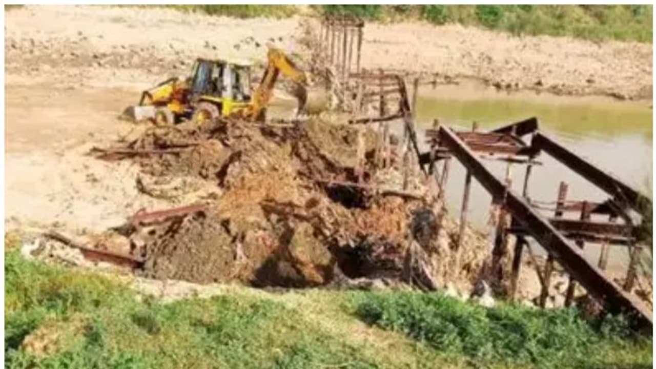 60 അടി നീളം, 500 ടൺ ഭാരം; പട്ടാപ്പകൽ ഇരുമ്പുപാലം പൊളിച്ചുകടത്തി മോഷ്ടാക്കൾ 60 അടി നീളം, 500 ടൺ ഭാരം; പട്ടാപ്പകൽ ഇരുമ്പുപാലം പൊളിച്ചുകടത്തി മോഷ്ടാക്കൾ