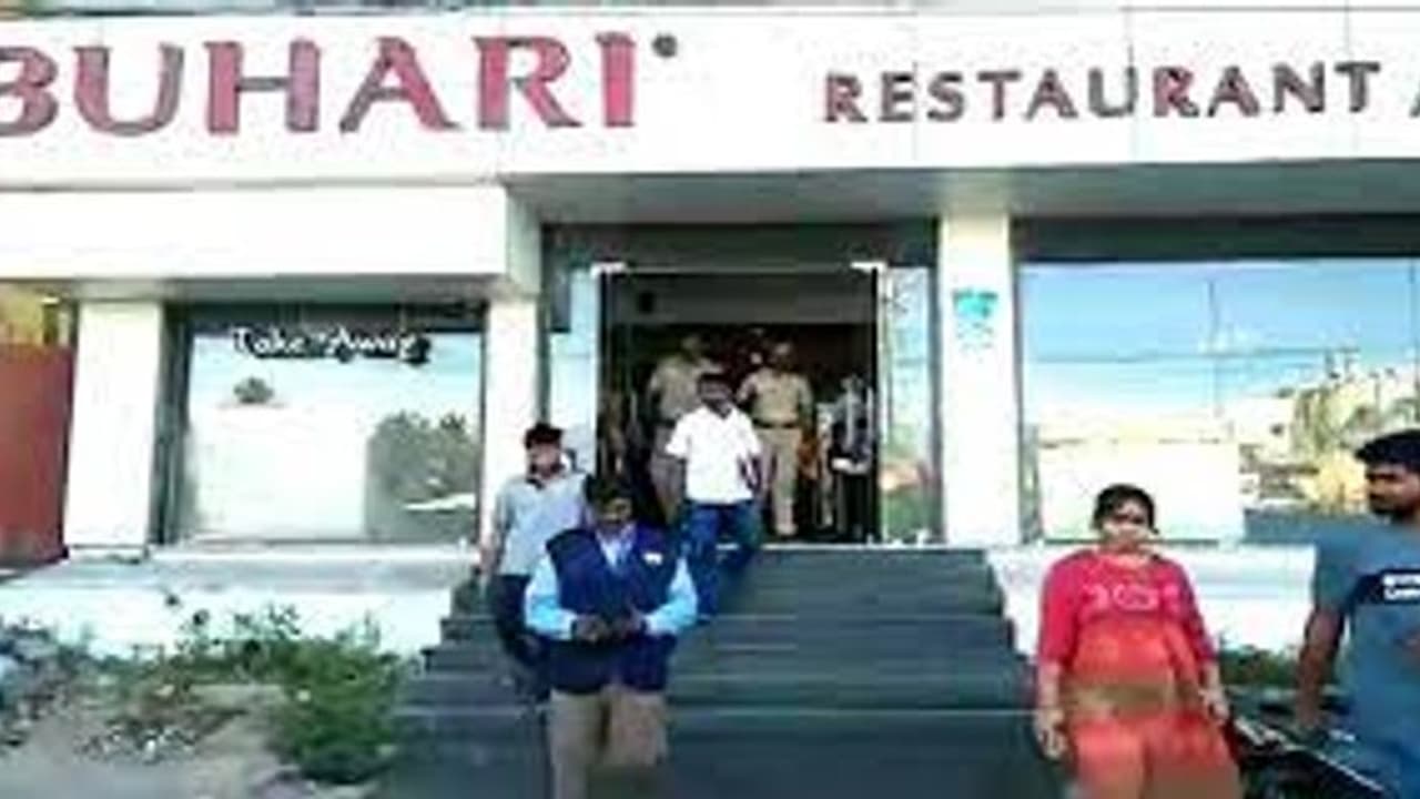 அதிர்ச்சி..! சிக்கன் பிரியாணியில் கரப்பான் பூச்சி.. இழுத்து மூடப்பட்ட புகாரி ஓட்டல்.. நடந்தது என்ன..? அதிர்ச்சி..! சிக்கன் பிரியாணியில் கரப்பான் பூச்சி.. இழுத்து மூடப்பட்ட புகாரி ஓட்டல்.. நடந்தது என்ன..?