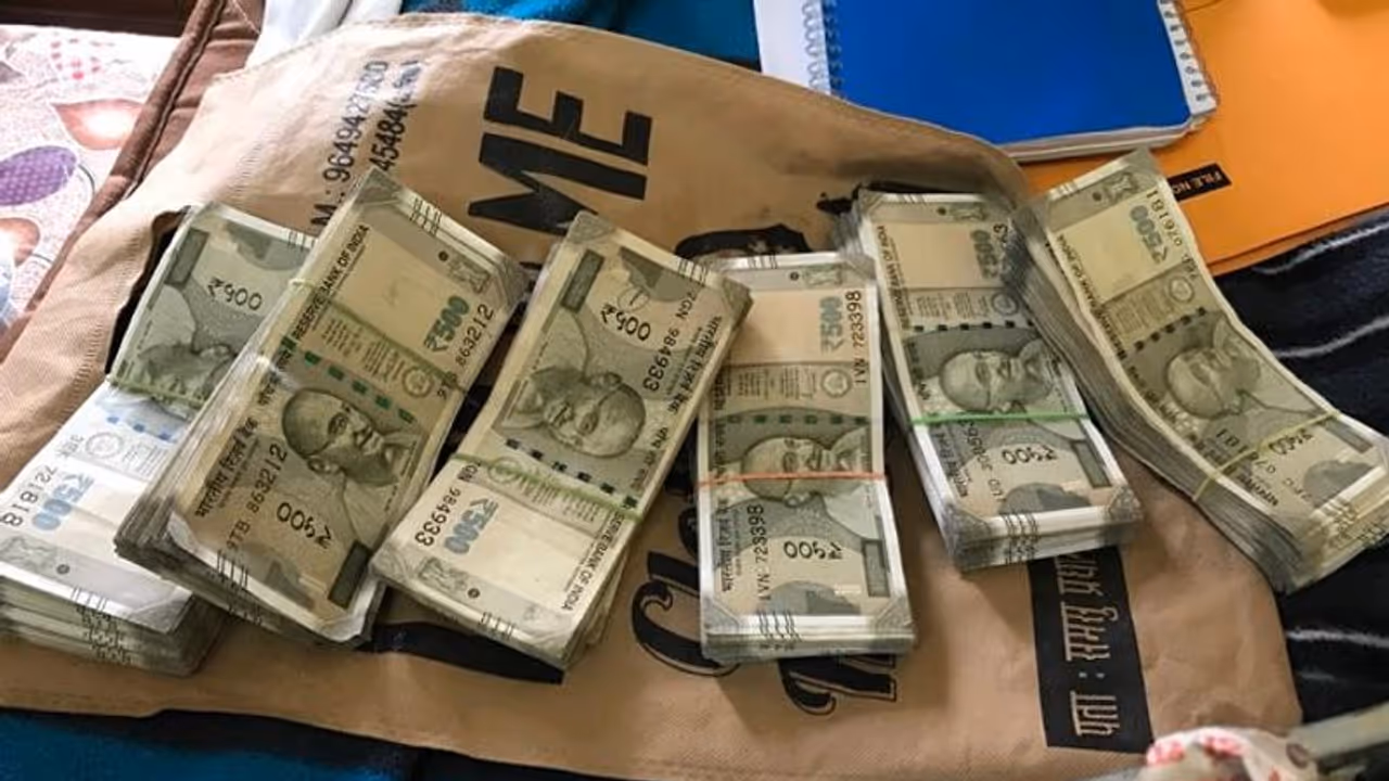 राजस्थान के अलवर में ACB का बड़ा धमाका: 10 लाख की रिश्वत लेते इंस्पेक्टर समेत 12 लोगों को रंगेहाथ पकड़ा राजस्थान के अलवर में ACB का बड़ा धमाका: 10 लाख की रिश्वत लेते इंस्पेक्टर समेत 12 लोगों को रंगेहाथ पकड़ा