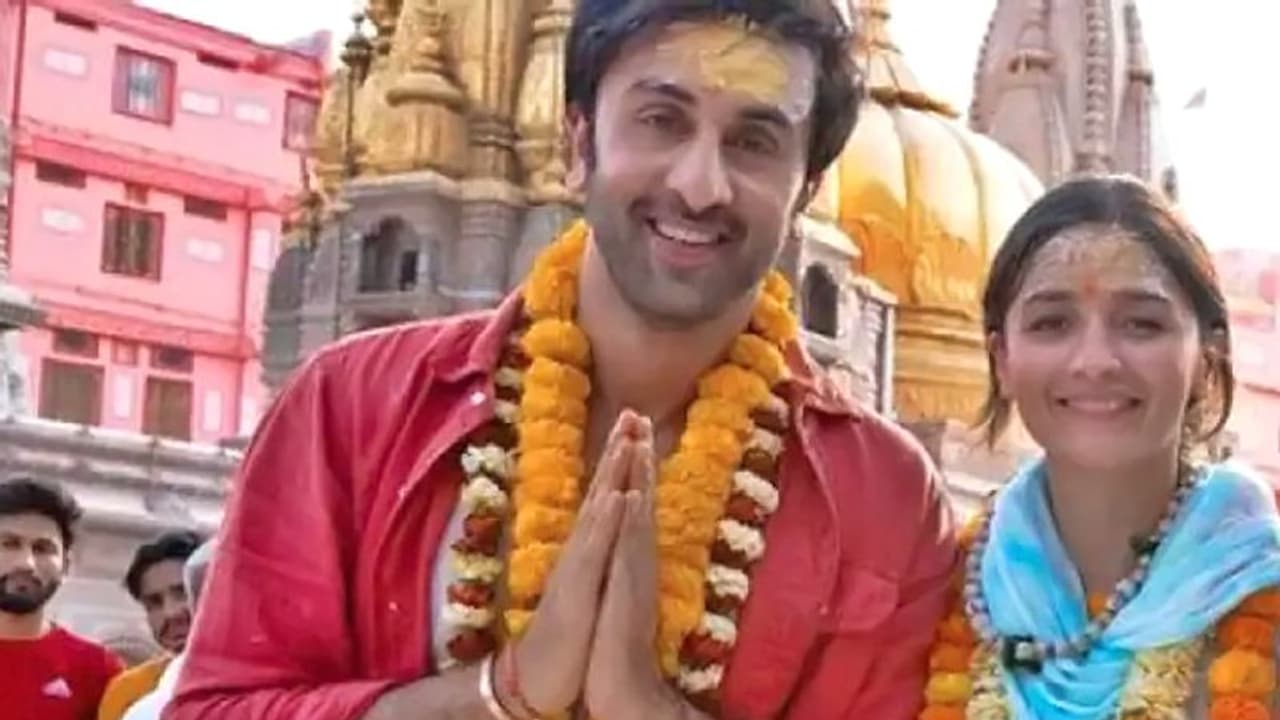 প্রায় ২০০ বাউন্সার মোতায়েন, ড্রোন দিয়ে চলবে নজরদারি, কড়া নিরাপত্তায় মোড়া রণবীর আলিয়ার বিয়ের আসর প্রায় ২০০ বাউন্সার মোতায়েন, ড্রোন দিয়ে চলবে নজরদারি, কড়া নিরাপত্তায় মোড়া রণবীর আলিয়ার বিয়ের আসর