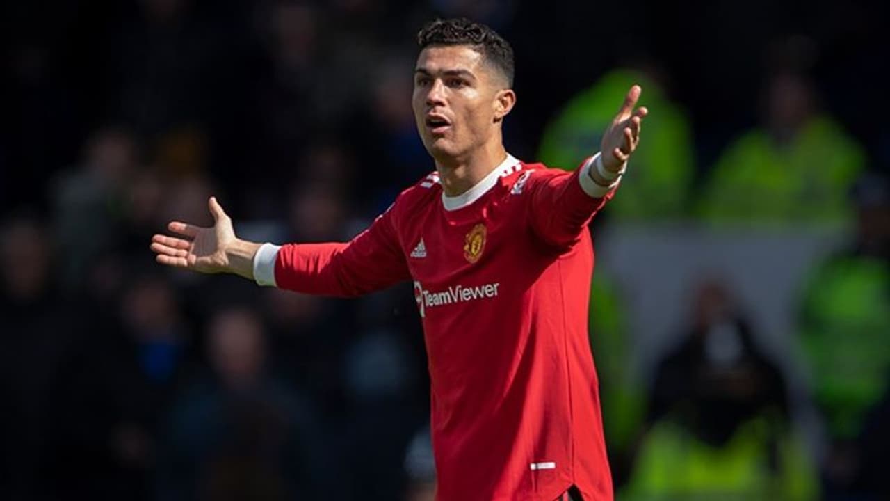 Cristiano Ronaldo: ആരാധകന്റെ ഫോണ് തട്ടിത്തെറിപ്പിച്ച സംഭവത്തില് മാപ്പ് പറഞ്ഞ് റൊണാള്ഡൊ Cristiano Ronaldo: ആരാധകന്റെ ഫോണ് തട്ടിത്തെറിപ്പിച്ച സംഭവത്തില് മാപ്പ് പറഞ്ഞ് റൊണാള്ഡൊ