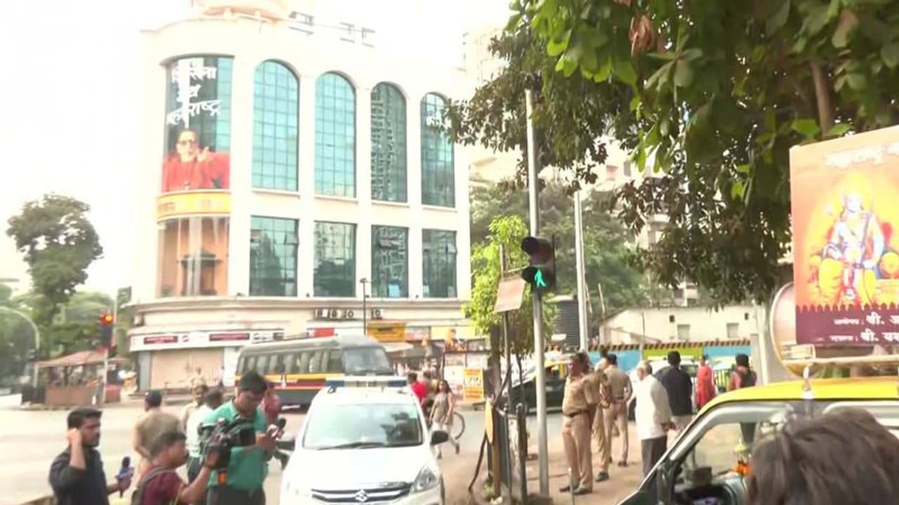 మలుపులు తిరుగుతున్న మహారాష్ట్ర రాజకీయం: కోర్టుకు వెళ్లే యోచనలో ఏక్నాథ్ షిండే వర్గం మలుపులు తిరుగుతున్న మహారాష్ట్ర రాజకీయం: కోర్టుకు వెళ్లే యోచనలో ఏక్నాథ్ షిండే వర్గం