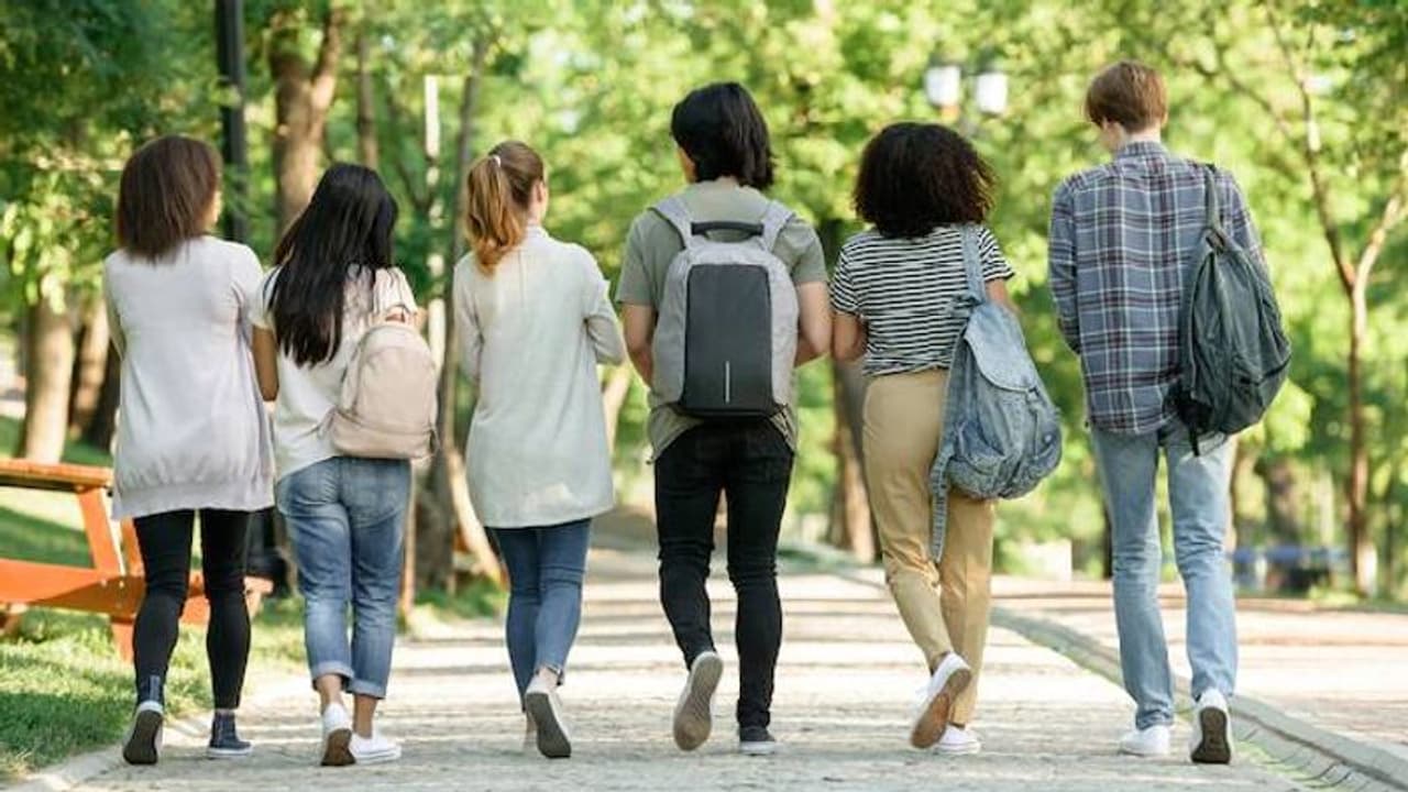 വിദ്യാർത്ഥികൾ രണ്ട് മിനിറ്റ് വൈകി, പൊലീസിനെ വിളിച്ചുവരുത്തി അധ്യാപിക, വിമർശനം വിദ്യാർത്ഥികൾ രണ്ട് മിനിറ്റ് വൈകി, പൊലീസിനെ വിളിച്ചുവരുത്തി അധ്യാപിക, വിമർശനം