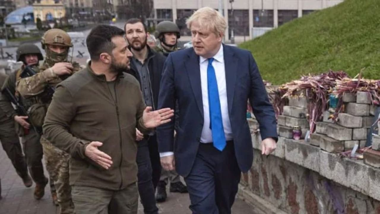 கீவ் தலைநகருக்கு 'திடீர்' விசிட் அடித்த போரிஸ் ஜான்சன்.. ரஷியாவுக்கு அதிர்ச்சி கொடுத்த உக்ரைன் அதிபர் ! கீவ் தலைநகருக்கு 'திடீர்' விசிட் அடித்த போரிஸ் ஜான்சன்.. ரஷியாவுக்கு அதிர்ச்சி கொடுத்த உக்ரைன் அதிபர் !