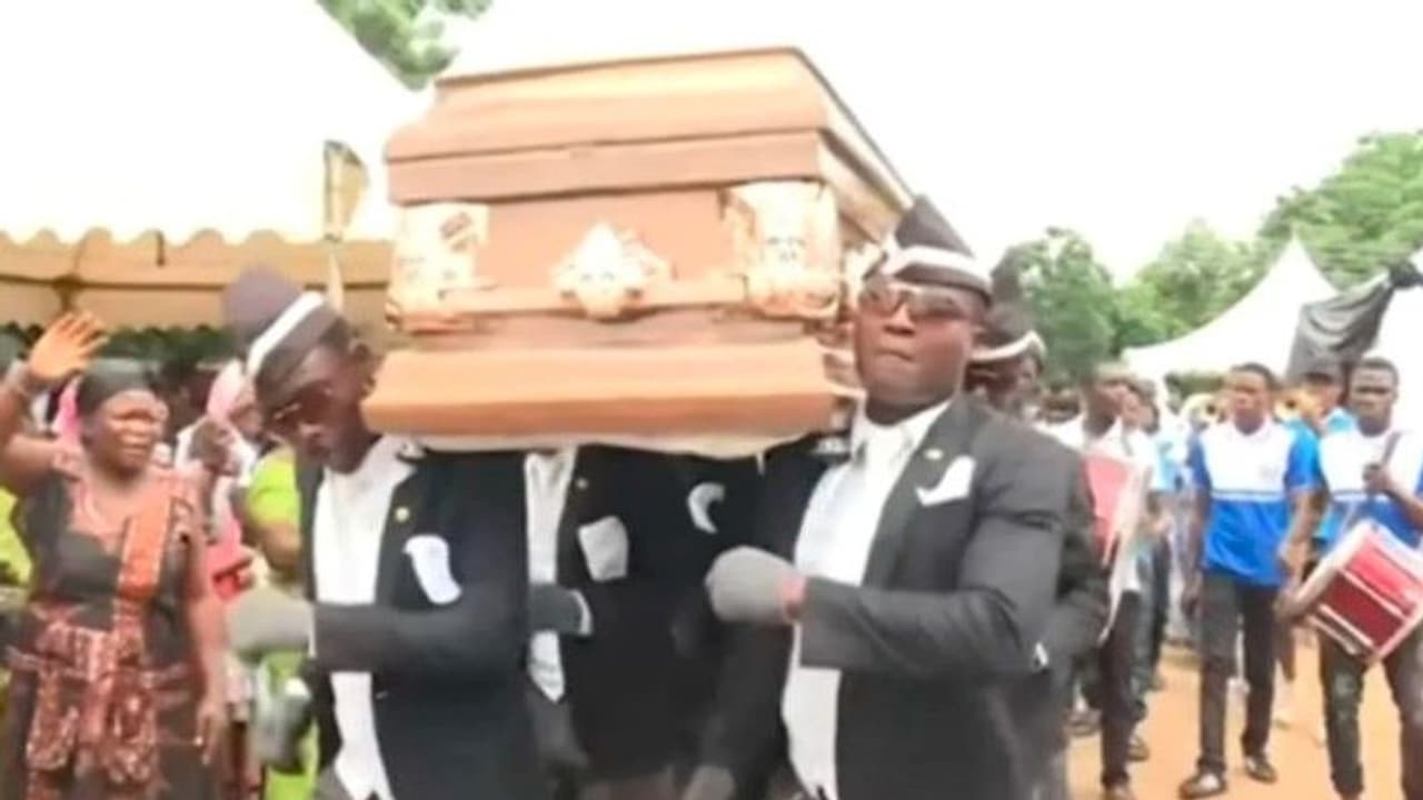 वायरल ताबूत डांस के मीम्स करोड़ों डॉलर में हुए नीलाम, इस रकम से युद्ध संकट से जूझ रहे यूक्रेन की मदद की जाएगी वायरल ताबूत डांस के मीम्स करोड़ों डॉलर में हुए नीलाम, इस रकम से युद्ध संकट से जूझ रहे यूक्रेन की मदद की जाएगी