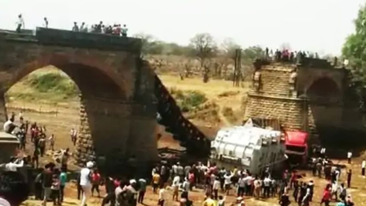 मध्य प्रदेश में बड़ा हादसा: 136 टायर वाले हैवी ट्राला के गुजरते वक्त पुल गिरा, भोपाल नागपुर हाईवे पूरी तरह बंद मध्य प्रदेश में बड़ा हादसा: 136 टायर वाले हैवी ट्राला के गुजरते वक्त पुल गिरा, भोपाल नागपुर हाईवे पूरी तरह बंद