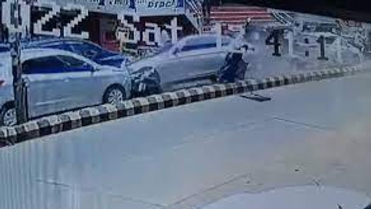 ஓவர் ஸ்ஃபீடில் வந்து மோதிய பி.எம்.டம்யூ கார்.. தூக்கி வீசப்பட்ட பெண்.. நெஞ்சை உலுக்கும் சிசிடிவி காட்சி..