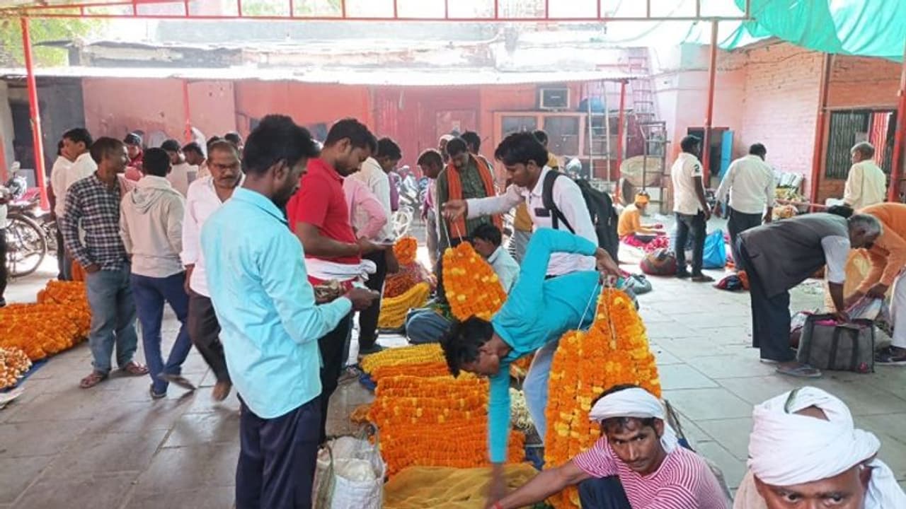 वाराणसी में फूल व्यापारियों के चेहरे पर दिखी मुस्कान, नवरात्रि में 4 गुना बढ़ी बिक्री 