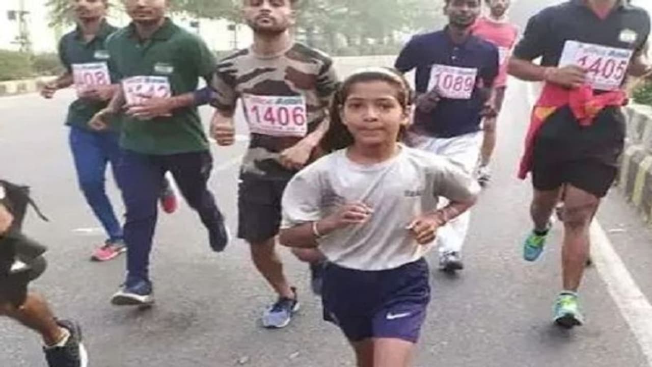 10 साल की काजल 7 दिन में 200KM की दौड़ लगाकर पहुंचेगी सीएम योगी के आवास, जाने क्यों उठाया ये कदम 10 साल की काजल 7 दिन में 200KM की दौड़ लगाकर पहुंचेगी सीएम योगी के आवास, जाने क्यों उठाया ये कदम