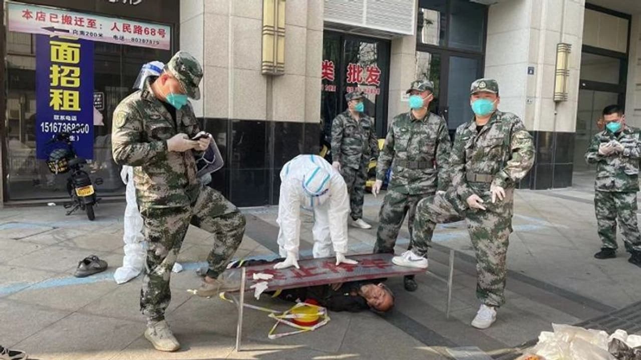 Covid 19: चीन में लॉकडाउन के चलते मची हाहाकार, आम लोगों को जूतों तले कुचल रहे पुलिस के जवान Covid 19: चीन में लॉकडाउन के चलते मची हाहाकार, आम लोगों को जूतों तले कुचल रहे पुलिस के जवान