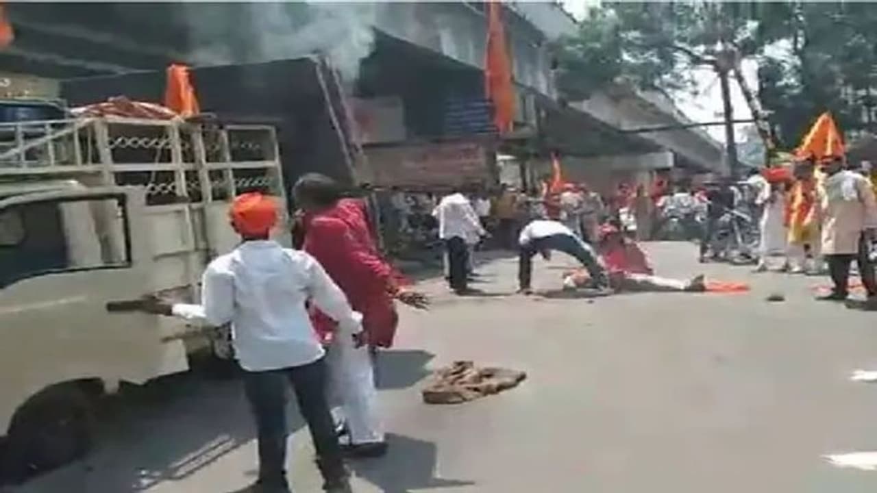 छिंदवाड़ा से बड़ी खबर : रामनवमी पर निकले जुलूस में डीजे का रॉड हाईटेंशन तार से टकराया, पहले धमाका फिर लगी आग छिंदवाड़ा से बड़ी खबर : रामनवमी पर निकले जुलूस में डीजे का रॉड हाईटेंशन तार से टकराया, पहले धमाका फिर लगी आग