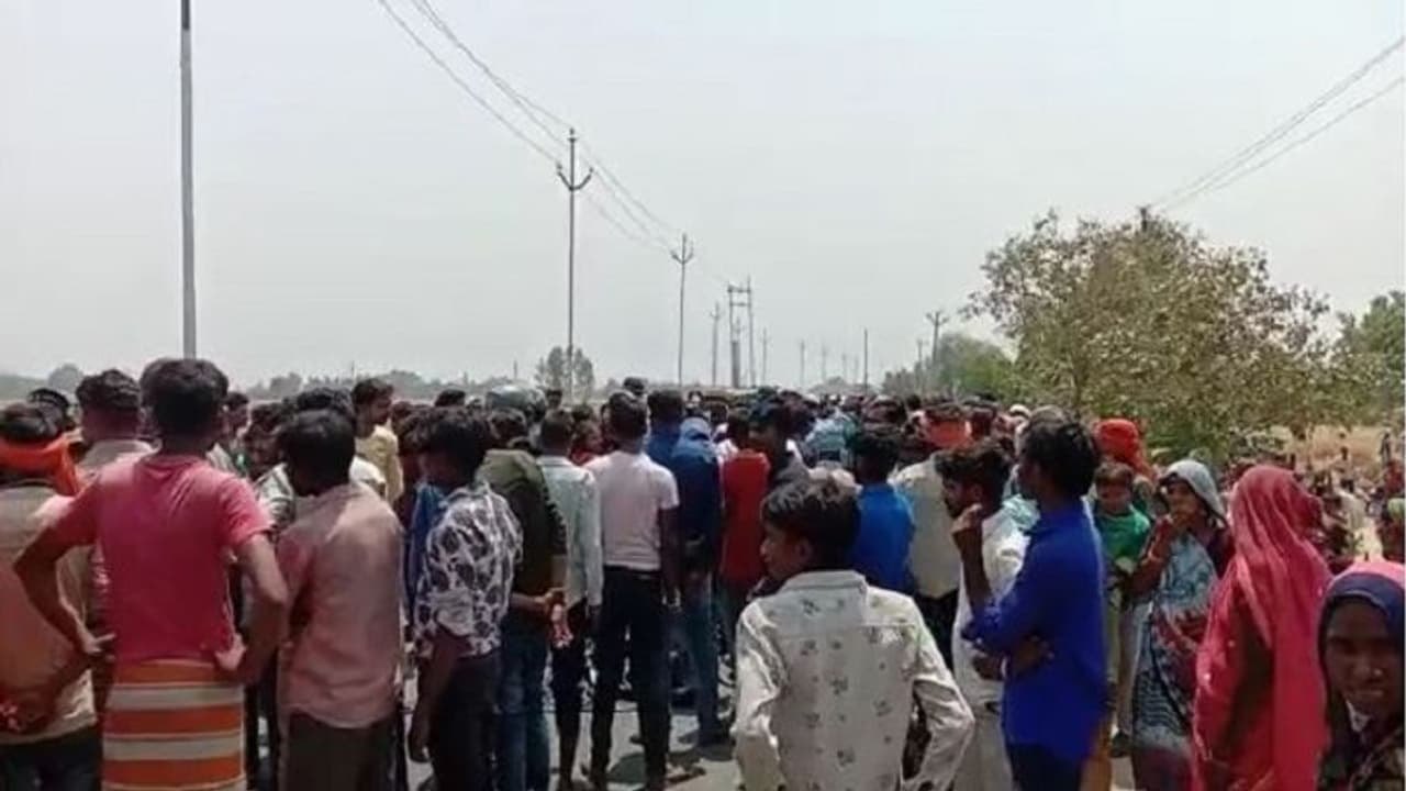 उन्नाव में ननिहाल आए किशोर को अनियंत्रित ट्रैक्टर ने रौंदा, ग्रामीणों ने शव रखकर लगाया जाम उन्नाव में ननिहाल आए किशोर को अनियंत्रित ट्रैक्टर ने रौंदा, ग्रामीणों ने शव रखकर लगाया जाम